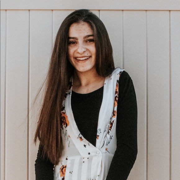 Meet your Posher, Ruth - Picture 2 of 2